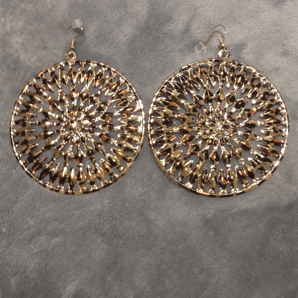 Elegant Gold Filigree Earrings